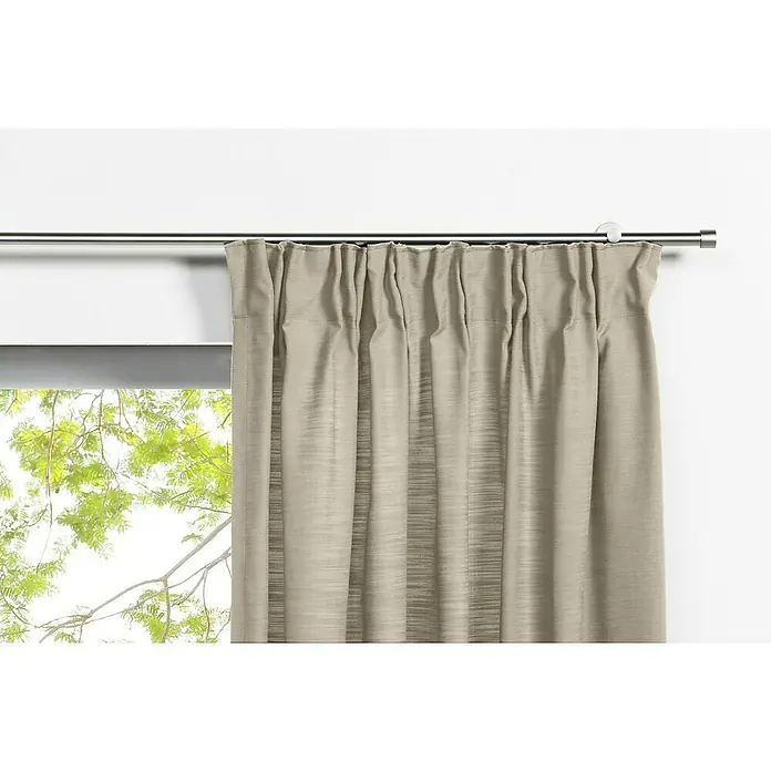 Schlaufenschal Leinen-Look - B x H: 135 x 300 cm, 100 % Polyester, Beige - Nahaufnahme eines beigefarbenen Vorhangs mit Faltenaufhängung an einer Metallstange vor einem Fenster mit Baumblick.