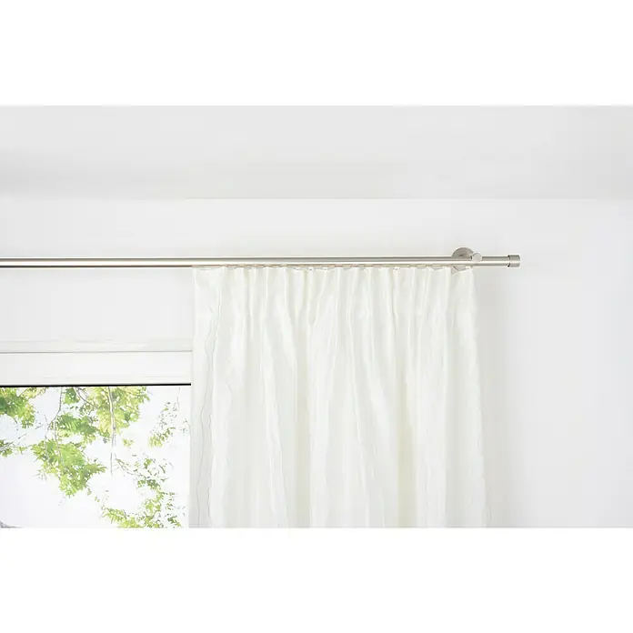 Schlaufenschal Stream - B x H: 135 x 245 cm, 100 % Polyester, Weiß - Eine weiße Gardine hängt an einer silbernen Gardinenstange vor einem Fenster und sorgt für Privatsphäre und Lichtfilterung.