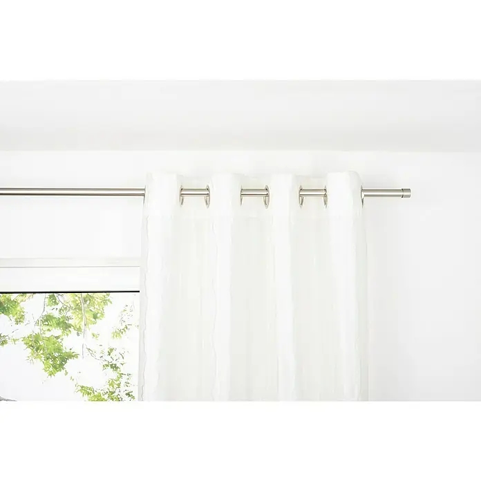 Ösenschal Stream - B x H: 135 x 300 cm, 100 % Polyester, Weiß - Blick auf eine Gardinenstange mit weißen, transparenten Gardinen, die sanftes Licht durchlassen und eine elegante Atmosphäre schaffen.