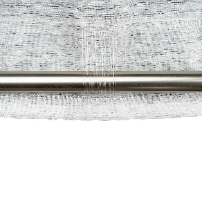 Schlaufenschal Dot - B x H: 135 x 300 cm, 100 % Polyester, Weiß - Nahaufnahme einer Mullbinde, die über eine Metallstange gezogen ist, wobei die Textur und die feinen Fäden des Materials hervorgehoben werden.