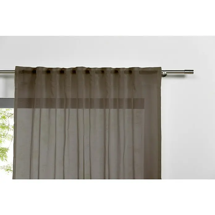 Schlaufenschal Transparent - B x H: 135 x 245 cm, 100 % Polyester, Cappuccino - Ein brauner, transparenter Gardinenschal hängt an einer silbernen Gardinenstange vor einem Fenster. Die Gardine ist schlicht und modern.