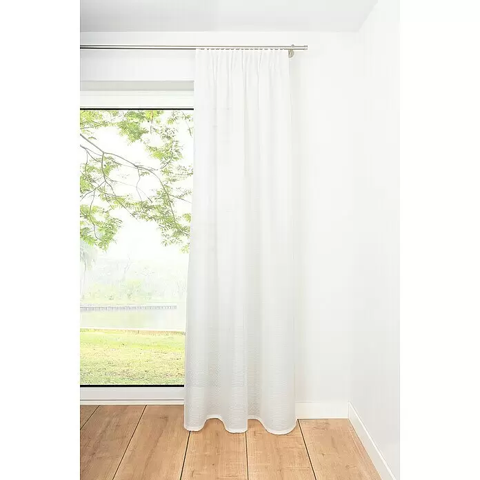 Schlaufenschal Dot - B x H: 135 x 300 cm, 100 % Polyester, Weiß - Weißer geraffter, leicht strukturierter Vorhang, an einer silbernen Stange vor einem Fenster mit grüner Aussicht.