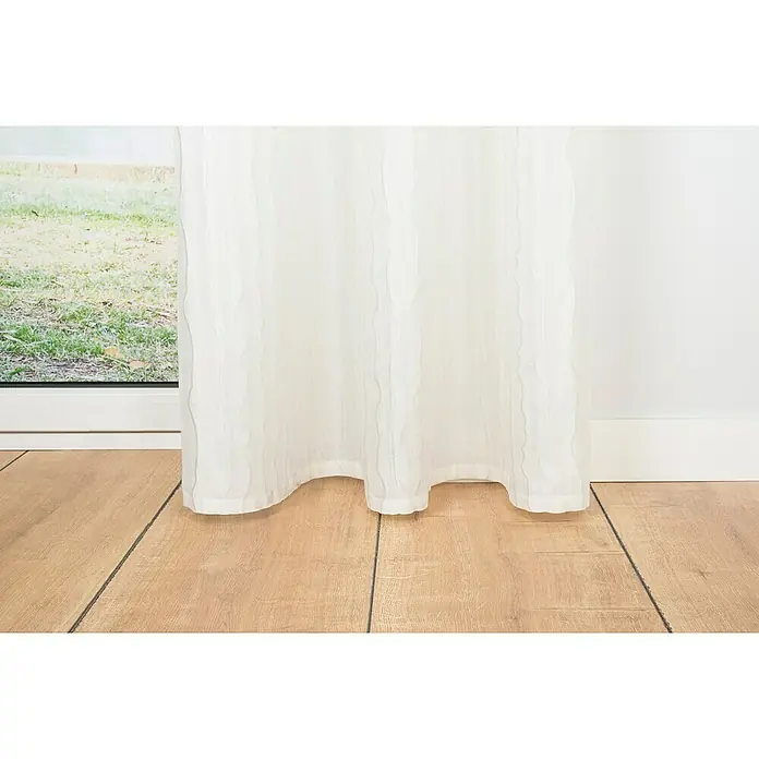Ösenschal Stream - B x H: 135 x 300 cm, 100 % Polyester, Weiß - Ein sanftes, weißes Gardinenstück hängt elegant vor einem Fenster und verleiht dem Raum einen Hauch von Privatsphäre und Lichtfilterung.
