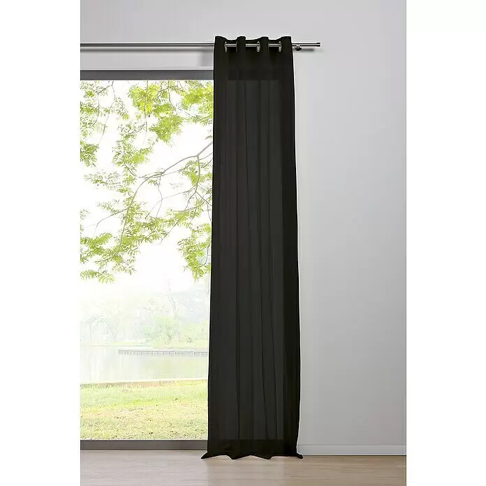 Ösenschal Transparent - B x H: 135 x 300 cm, 100 % Polyester, Schwarz - Schwarzer transparenter Vorhang mit Ösen an einer silbernen Stange, teilweise ein Fenster mit Naturlandschaft bedeckend.