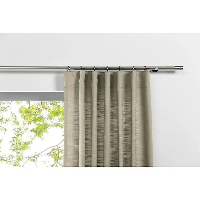 Schlaufenschal Leinen-Look - B x H: 135 x 300 cm, 100 % Polyester, Beige - Vorhang in Taupe mit strukturierter Oberfläche an einer silbernen Gardinenstange vor einem Fenster. Das Produkt ist stilvoll und verdunkelnd.