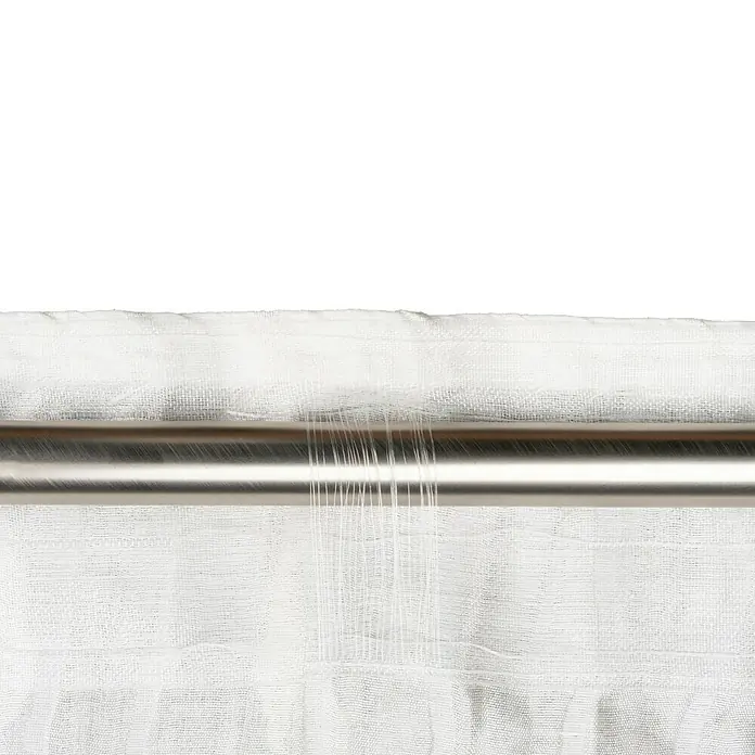 Schlaufenschal Stream - B x H: 135 x 245 cm, 100 % Polyester, Weiß - Nahaufnahme von weißem Mullstoff, der an einer Metallstange hängt, ideal für medizinische Zwecke oder als Stoffhintergrund für Fotos.