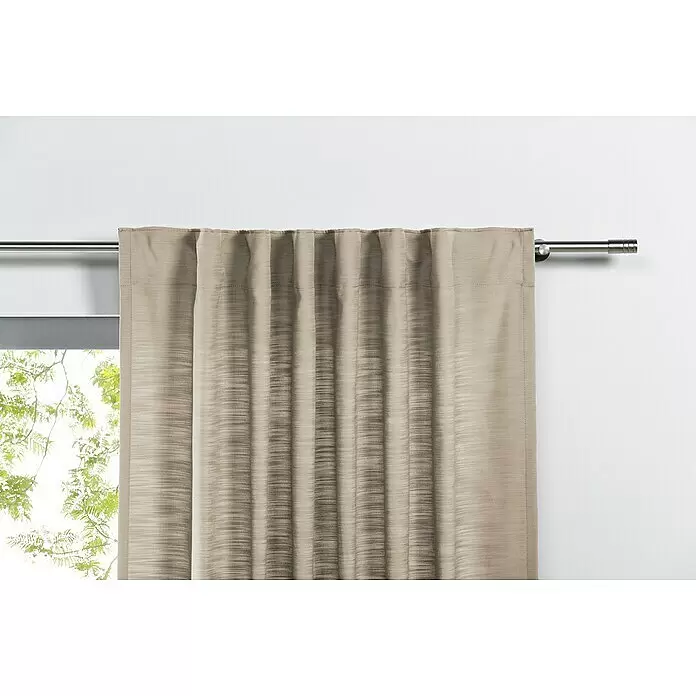 Schlaufenschal Leinen-Look - B x H: 135 x 300 cm, 100 % Polyester, Beige - Ein texturierter beiger Vorhang hängt an einer silbernen Stange, teilweise ein Fenster mit grünem Laub verdeckend.