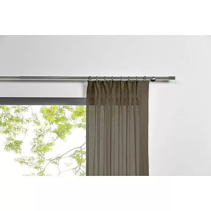 Schlaufenschal Transparent - B x H: 135 x 245 cm, 100 % Polyester, Cappuccino - Silberne Gardinenstange mit einem teilweise zugezogenen braunen transparenten Vorhang über einem Fenster.