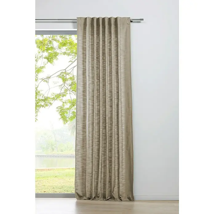 Schlaufenschal Leinen-Look - B x H: 135 x 300 cm, 100 % Polyester, Beige - Eleganter, brauner Vorhang mit feiner Struktur vor Fenster und weißer Wand.