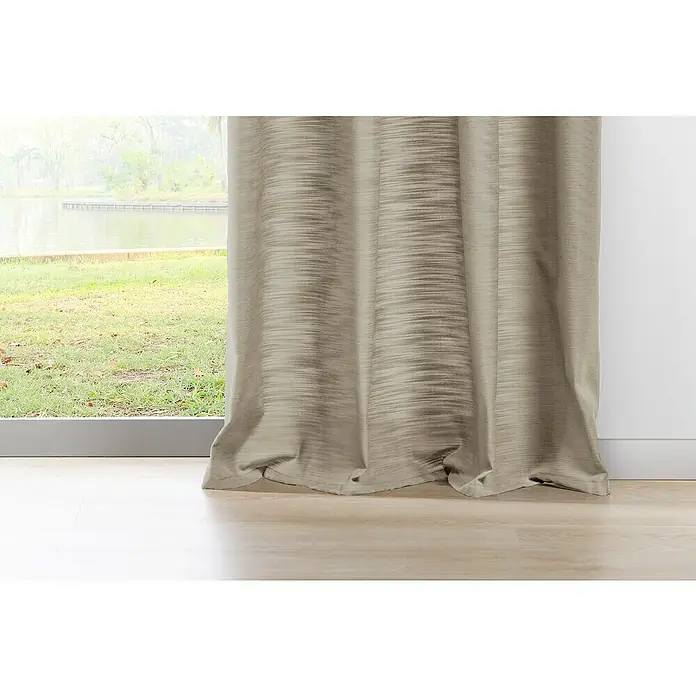 Ösenschal Leinen-Look - B x H: 135 x 245 cm, 100 % Polyester, Beige - Nahaufnahme eines beigen Vorhangs mit horizontaler Textur vor einem Fenster, der das Tageslicht sanft filtert und eine warme Atmosphäre schafft.