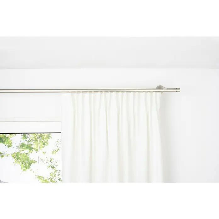 Schlaufenschal Leinen-Look - B x H: 135 x 300 cm, 100 % Polyester, Weiß - Ein weißer Vorhang hängt an einer silbernen Gardinenstange, die an einer weißen Wand befestigt ist und ein elegantes, minimalistisches Design zeigt.
