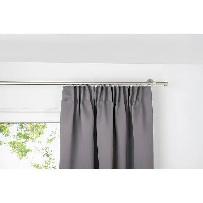 Schlaufenschal Day & Night - B x H: 135 x 300 cm, 100 % Polyester, Taupe - Grauer Verdunkelungsvorhang hängt an einer silbernen Gardinenstange vor einem Fenster und sorgt für Privatsphäre und Dunkelheit im Raum.