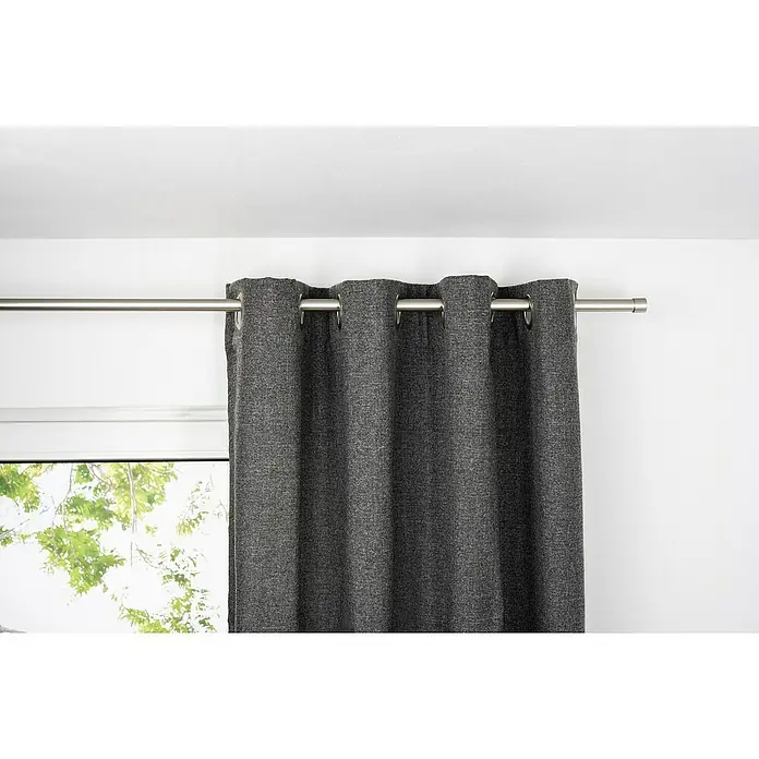Ösenschal Chalet - B x H: 135 x 300 cm, 100 % Polyester, Anthrazit - Ein grauer Vorhang hängt an einer silbernen Gardinenstange und bedeckt einen Teil des Fensters. Der Stoff des Vorhangs ist strukturiert.
