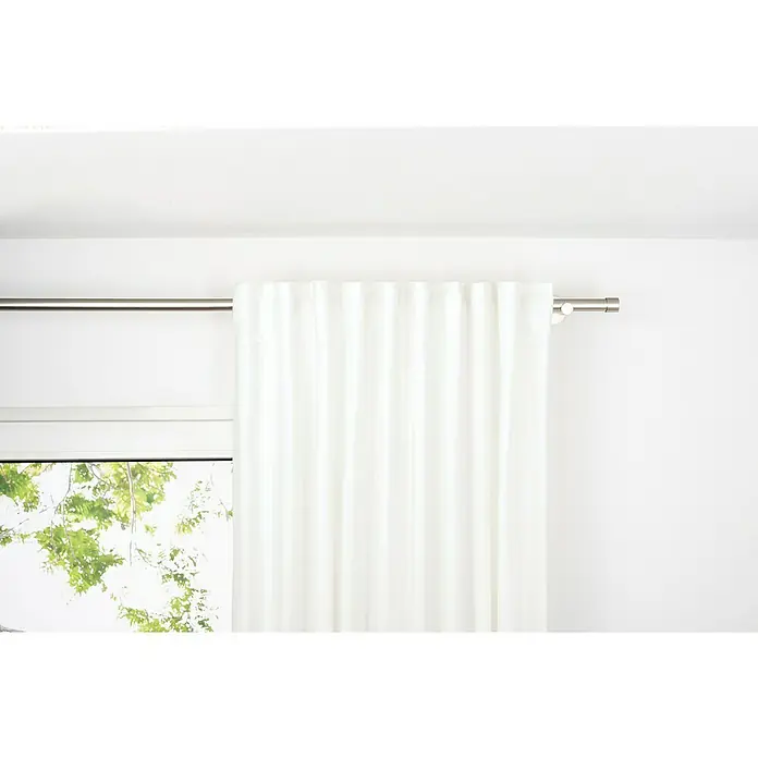 Schlaufenschal Leinen-Look - B x H: 135 x 300 cm, 100 % Polyester, Weiß - Eine strahlend weiße Gardine hängt elegant an einer silbernen Gardinenstange, die das Licht sanft filtert und für Privatsphäre sorgt.