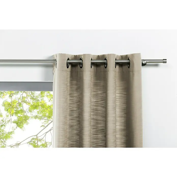 Ösenschal Leinen-Look - B x H: 135 x 245 cm, 100 % Polyester, Beige - Nahaufnahme eines beigen Verdunkelungsvorhanges mit Ösenaufhängung an einer silbernen Gardinenstange. Blick durch das Fenster auf grüne Bäume.