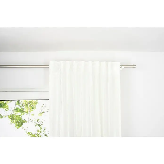 Schlaufenschal Stream - B x H: 135 x 245 cm, 100 % Polyester, Weiß - Blick auf eine elegante, weiße Gardine an einer modernen Gardinenstange, die das Fenster teilweise verdeckt und Privatsphäre bietet.