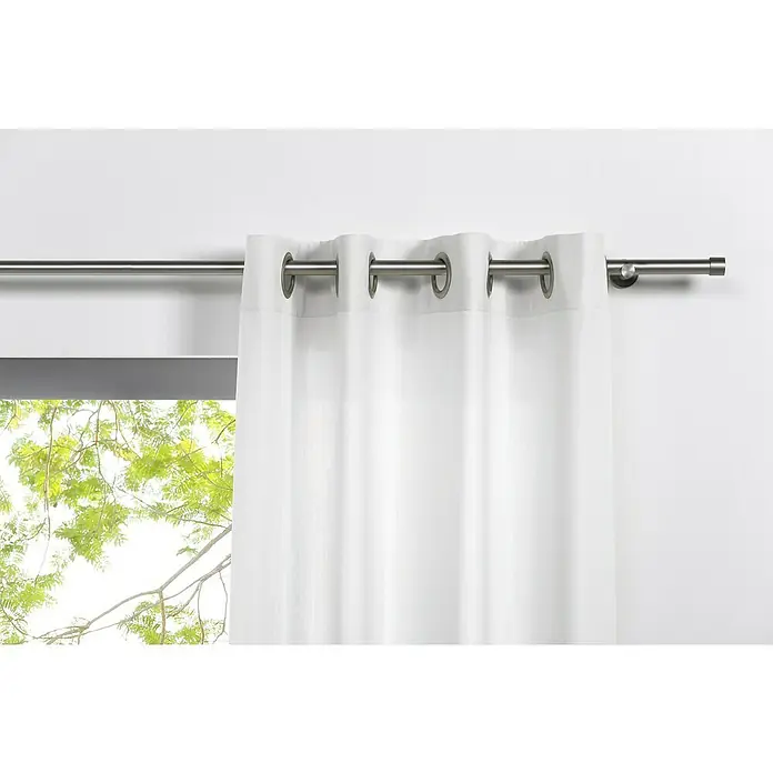 Ösenschal Mood - B x H: 135 x 245 cm, 100 % Polyester, Weiß - Nahaufnahme einer weißen Gardine mit Ösenaufhängung an einer silbernen Stange, die vor einem Fenster mit Blick ins Grüne hängt.