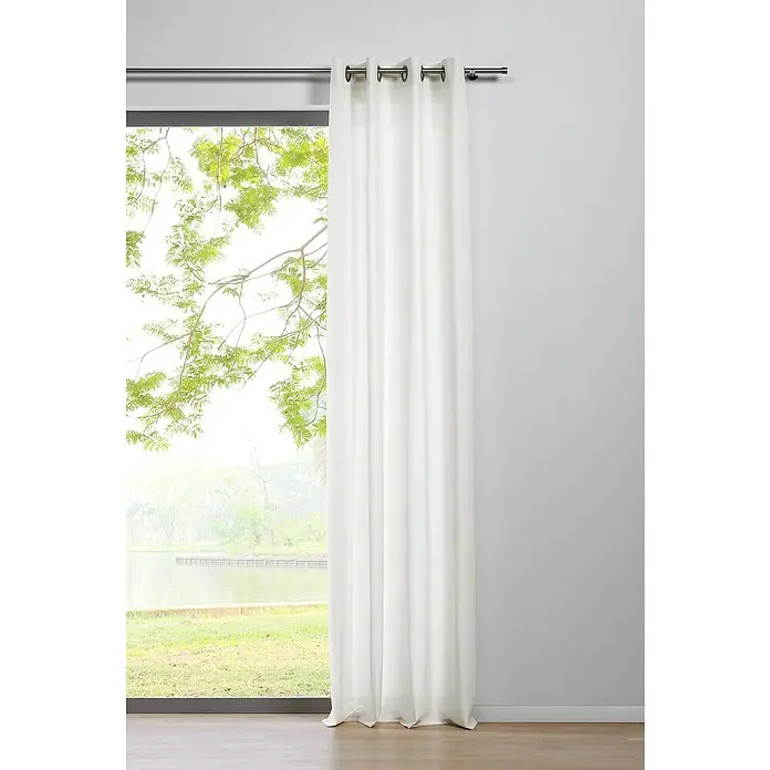 Ösenschal Mood - B x H: 135 x 245 cm, 100 % Polyester, Weiß - Eine weiße Gardine mit Ösen hängt vor einem Fenster und bietet Privatsphäre und ein elegantes Ambiente für Ihr Zuhause.