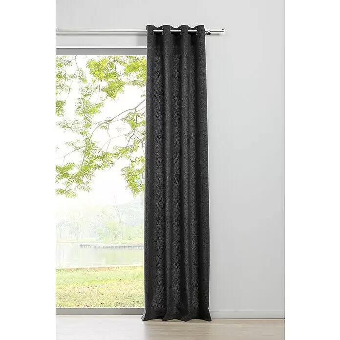 Ösenschal Chalet - B x H: 135 x 300 cm, 100 % Polyester, Anthrazit - Dunkelgrauer, schimmernder Ösenschal an einer silbernen Stange, der teilweise ein Fenster mit grüner Aussicht verdeckt.