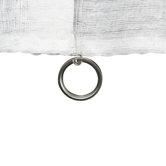 Schlaufenschal Dot - B x H: 135 x 245 cm, 100 % Polyester, Weiß - Detailaufnahme eines Gardinenrings, der an einem weißen, leicht transparenten Stoff hängt, ideal für stilvolle Fensterdekoration.