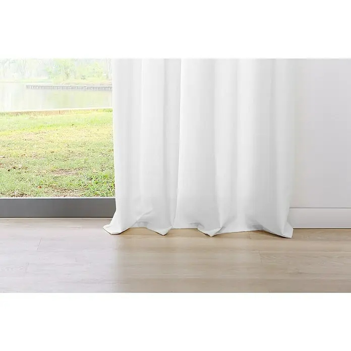 Ösenschal Mood - B x H: 135 x 245 cm, 100 % Polyester, Weiß - Helle Vorhänge vor einem Fenster, die Privatsphäre bieten und das natürliche Licht sanft filtern. Sie ergänzen die Raumgestaltung mit ihrer schlichten Eleganz.