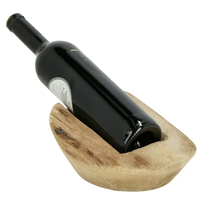 Teakschale Flaschenhalter - 20 x 20 x 8 cm, Holz - Nahaufnahme einer Weinflasche in einem Holzständer. Die Flasche ist dunkel und hat ein Etikett, während der Ständer eine natürliche Holzstruktur aufweist.
