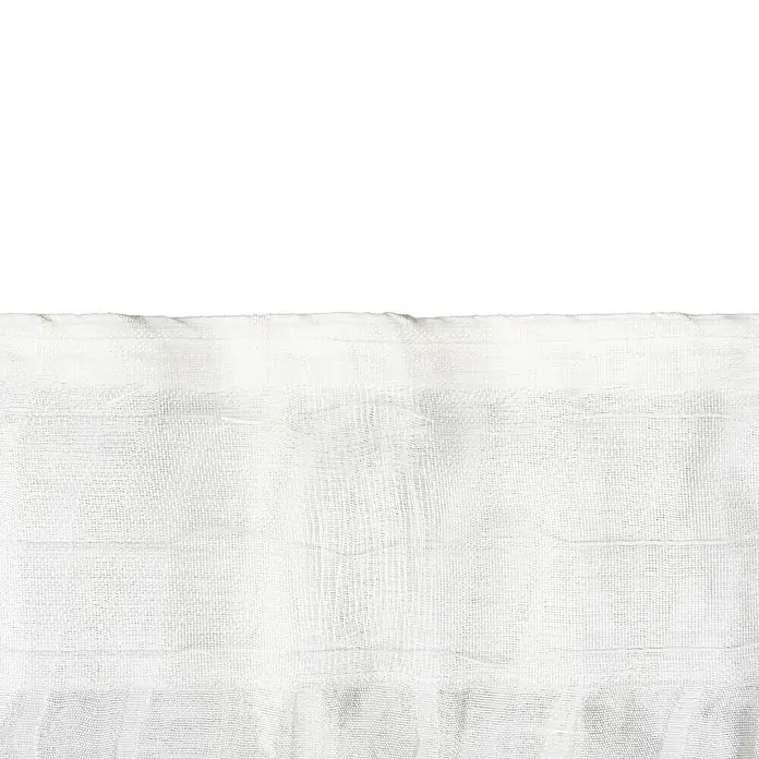 Schlaufenschal Stream - B x H: 135 x 245 cm, 100 % Polyester, Weiß - Nahaufnahme von medizinischer Gaze auf schwarzem Hintergrund, ideal für Wundversorgung und medizinische Zwecke.