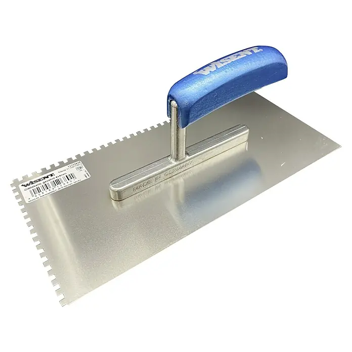 Wisent Glättkelle gezahnt - Zahnung: 4 x 4 mm, Qualitätsstahl rostfrei - Gezahnte Glättkelle von Wisent mit blauem Griff und silberfarbener Klinge, ideal für Fliesenarbeiten.