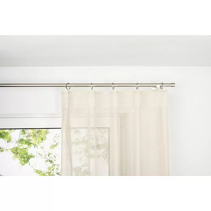 Schlaufenschal Soft - B x H: 135 x 245 cm, 100 % Polyester, Sand - Silberne Gardinenstange mit Ringen hält einen hellbeigen, durchsichtigen Vorhang über einem Fenster.