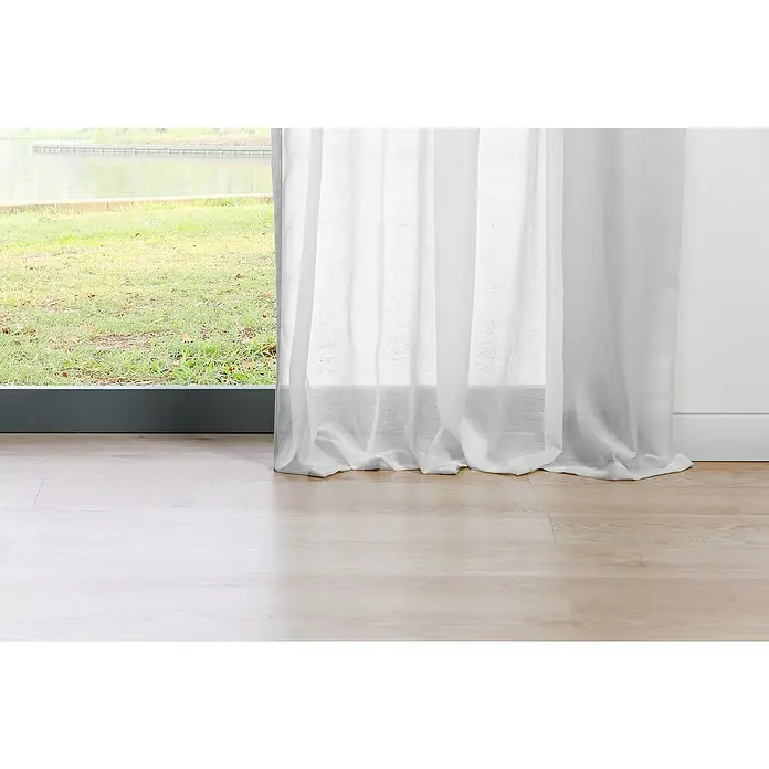 Schlaufenschal Transparent - B x H: 135 x 245 cm, 100 % Polyester, Weiß - Blick durch ein Fenster mit transparenten Gardinen, die sanftes Licht hereinlassen und eine ruhige Atmosphäre schaffen.
