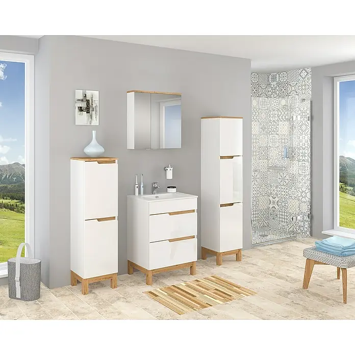 Astor Spek Waschtischunterschrank - 59,7 x 45,7 x 83,3 cm, Weiß/Eiche-Optik, Hochglanz, 2 Schubkästen - Ein modernes Badezimmer-Interieur mit weißen Möbeln und Holzdetails, inklusive Waschbeckenunterschrank und Hochschränken.