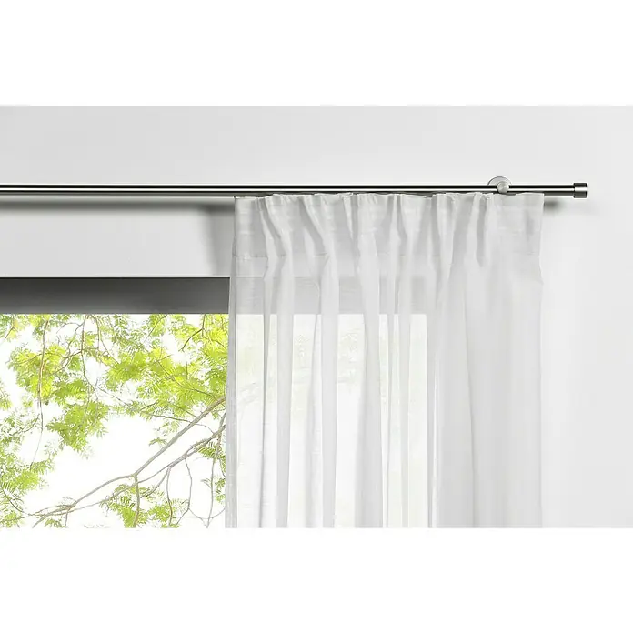 Schlaufenschal Transparent - B x H: 135 x 245 cm, 100 % Polyester, Weiß - Weißer, lichtdurchlässiger Vorhang hängt an einer silbernen Gardinenstange und lässt sanftes Tageslicht herein.