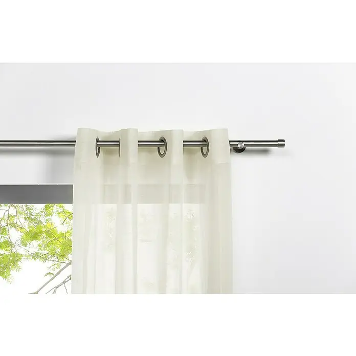 Ösenschal Transparent - B x H: 135 x 300 cm, 100 % Polyester, Ecru - Eine Nahaufnahme einer Gardinenstange mit halbtransparenten, cremefarbenen Gardinen, die an Metallösen hängen, vor einem Fenster mit Bäumen.