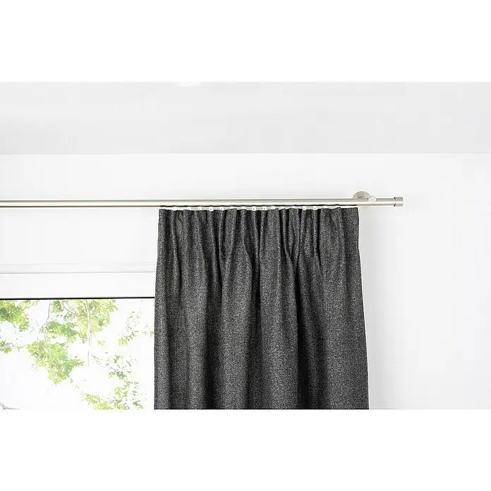 Schlaufenschal Chalet - B x H: 135 x 300 cm, 100 % Polyester, Anthrazit - Eine elegante graue Gardine hängt an einer silbernen Gardinenstange vor einem hellen Fenster, die das Wohnambiente stilvoll ergänzt.