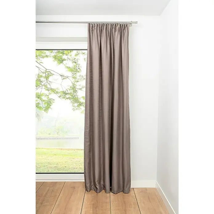 Schlaufenschal Leinen-Look - B x H: 135 x 245 cm, 100 % Polyester, Taupe - Ein einzelner, eleganter, grau-brauner Vorhang hängt an einer silbernen Stange vor einem Fenster und sorgt für eine stilvolle Atmosphäre im Raum.