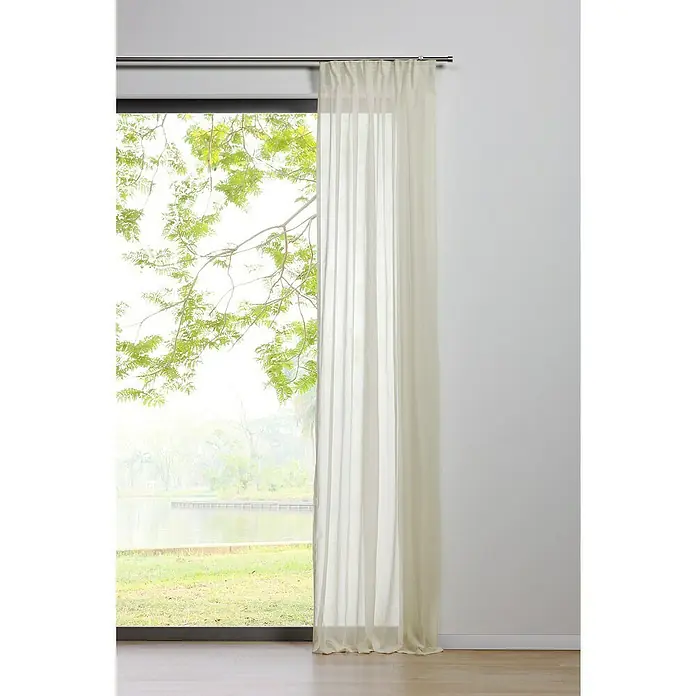Schlaufenschal Transparent - B x H: 135 x 245 cm, 100 % Polyester, Ecru - Eine elegante, lichtdurchlässige Gardine hängt vor einem Fenster mit Blick auf einen grünen Garten und einen ruhigen See.