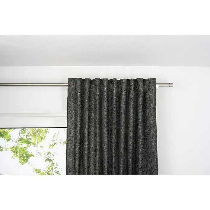Schlaufenschal Chalet - B x H: 135 x 300 cm, 100 % Polyester, Anthrazit - Elegante graue Gardine vor einem Fenster, die für Privatsphäre und eine stilvolle Atmosphäre sorgt.\n