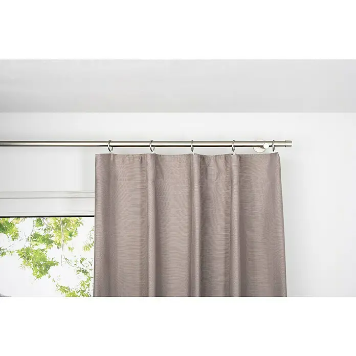 Schlaufenschal Leinen-Look - B x H: 135 x 245 cm, 100 % Polyester, Taupe - Ein grauer Vorhang hängt an einer silbernen Gardinenstange mit Ringen und verdeckt teilweise ein Fenster. Der Vorhang bietet Privatsphäre.