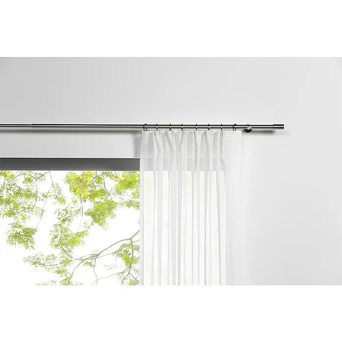 Schlaufenschal Transparent - B x H: 135 x 245 cm, 100 % Polyester, Weiß - Ein elegantes Fenster mit einem schlichten, weißen Vorhang an einer silbernen Gardinenstange, der das natürliche Licht sanft filtert.