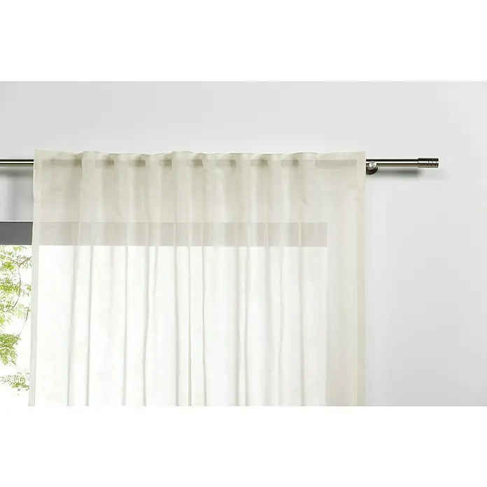 Schlaufenschal Transparent - B x H: 135 x 245 cm, 100 % Polyester, Ecru - Ein sanftes, weißes Gardinenpaneel hängt elegant an einer silbernen Stange und filtert das Licht sanft für eine entspannte Atmosphäre.