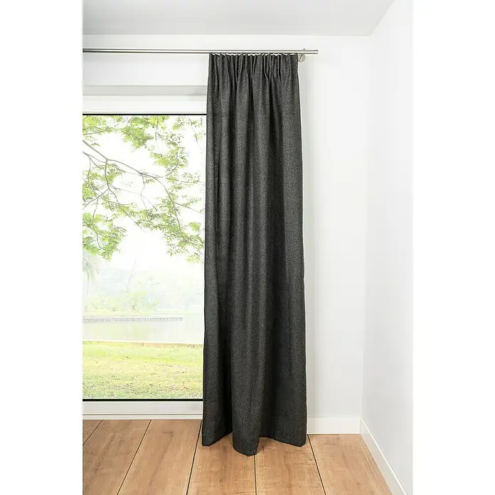 Schlaufenschal Chalet - B x H: 135 x 300 cm, 100 % Polyester, Anthrazit - Elegante, schwere, graue Gardine mit Faltenaufhängung an einer Metallschiene vor einem Fenster mit Blick auf eine grüne Landschaft.