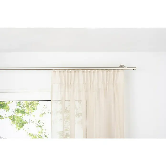Schlaufenschal Soft - B x H: 135 x 245 cm, 100 % Polyester, Sand - Vorhangstange mit einem eleganten, cremefarbenen Vorhang, der sanftes Licht durchlässt und eine warme Atmosphäre erzeugt.
