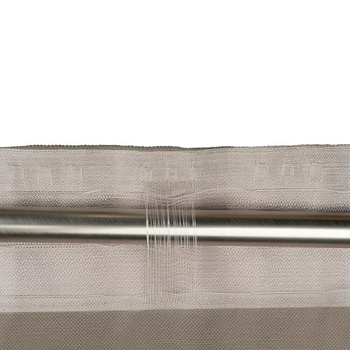 Schlaufenschal Leinen-Look - B x H: 135 x 245 cm, 100 % Polyester, Taupe - Detailaufnahme einer weißen, textilen Rollojalousie mit silberner Metallschiene vor schwarzem Hintergrund.