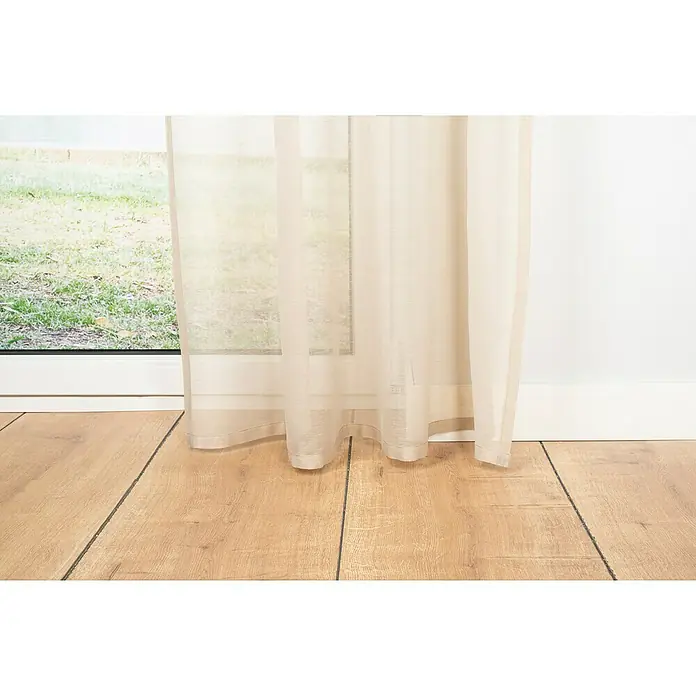 Schlaufenschal Soft - B x H: 135 x 245 cm, 100 % Polyester, Sand - Detailaufnahme eines beigefarbenen, transparenten Vorhangs, der sanft vor einem Fenster hängt und die natürliche Holzstruktur des Bodens betont.