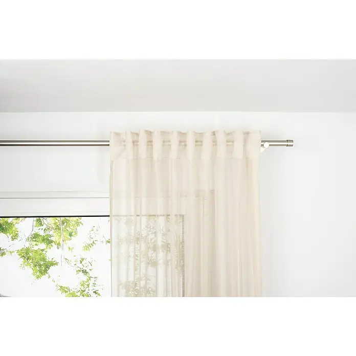Schlaufenschal Soft - B x H: 135 x 245 cm, 100 % Polyester, Sand - Eine helle, transparente Gardine hängt an einer silberfarbenen Gardinenstange vor einem Fenster und sorgt für sanftes Licht im Raum.