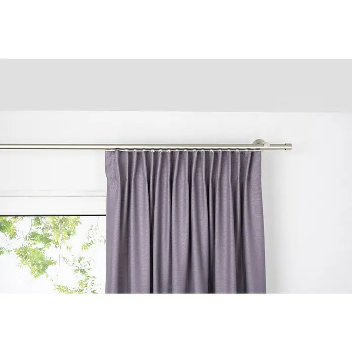 Schlaufenschal Leinen-Look - B x H: 135 x 300 cm, 100 % Polyester, Brombeere - Ein detailreiches Foto zeigt eine elegante, lilafarbene Gardine mit Faltenwurf, die an einer silbernen Gardinenstange vor einem Fenster hängt.