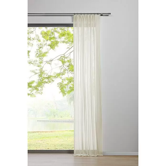 Schlaufenschal Transparent - B x H: 135 x 245 cm, 100 % Polyester, Ecru - Lichtbeiger transparenter Vorhang an einer silbernen Stange, der ein Fenster mit grüner Aussicht teilweise bedeckt.
