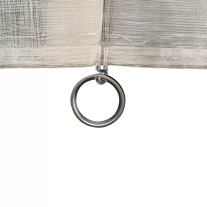 Schlaufenschal Soft - B x H: 135 x 245 cm, 100 % Polyester, Sand - Nahaufnahme eines weißen, strukturierten Rollos oder Vorhangs mit einem silbernen Metallring an einem transparenten Kunststoffhaken.