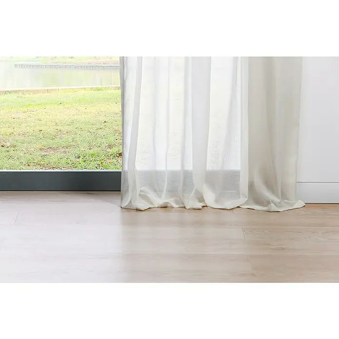 Schlaufenschal Transparent - B x H: 135 x 300 cm, 100 % Polyester, Ecru - Nahaufnahme eines Innenraums mit einem Fenster, durch das man eine grüne Landschaft sieht, und einem transparenten Vorhang.