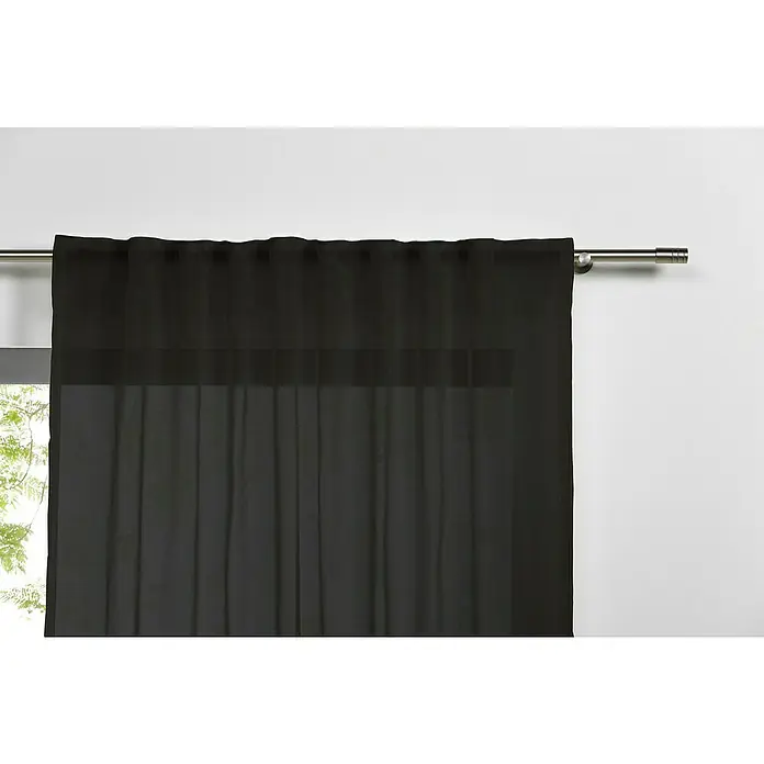 Schlaufenschal Transparent - B x H: 135 x 300 cm, 100 % Polyester, Schwarz - Naheaufnahme eines schwarzen Gardinenstoffs, der an einer Stange vor einem Fenster hängt, und bietet einen modernen und stilvollen Look.